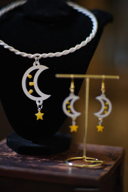 Luna: Collana in legno a forma di Luminaria Salentina