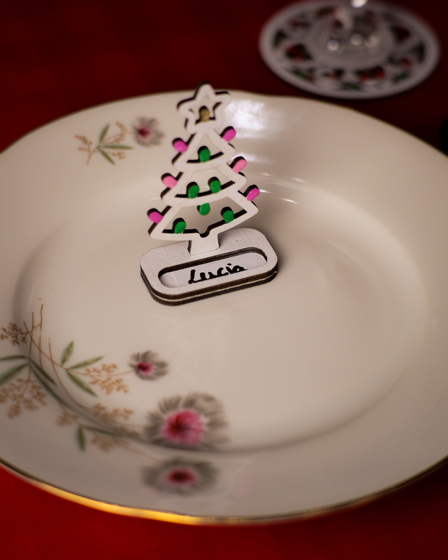 6/12 SEGNAPOSTO – “Alberelli di Luce”: segnaposto in legno a forma di Luminaria Salentina