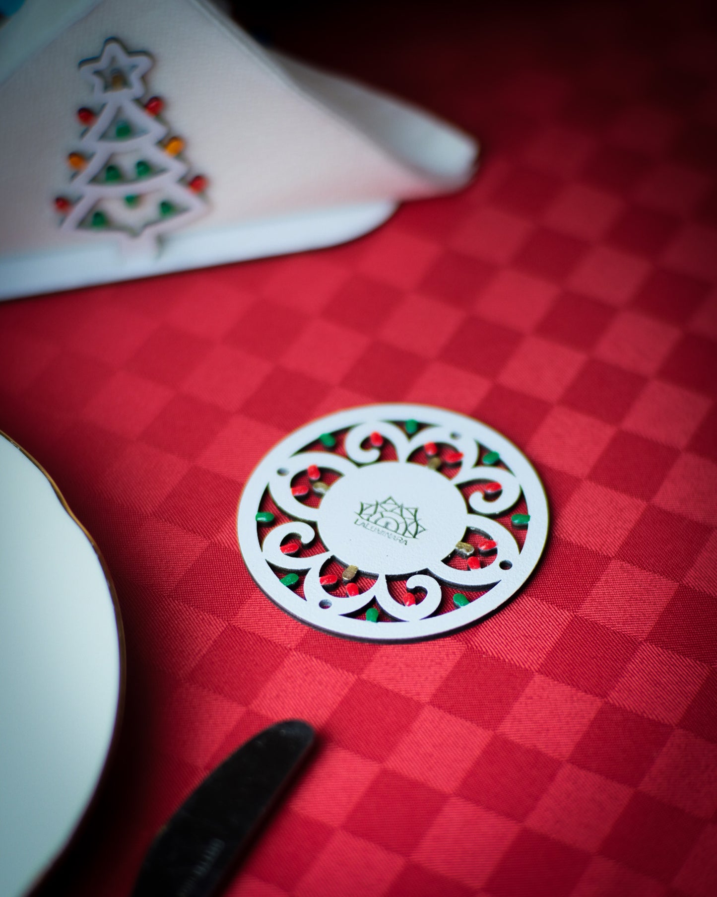 6/12 SOTTOBICCHIERI – Rosoni di Natale: sottobicchieri in legno a forma di Luminaria Salentina