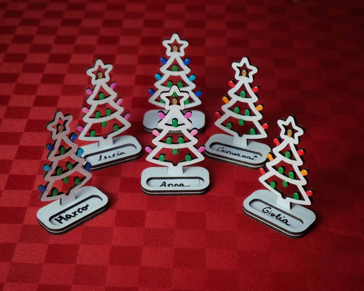 6/12 SEGNAPOSTO – “Alberelli di Luce”: segnaposto in legno a forma di Luminaria Salentina