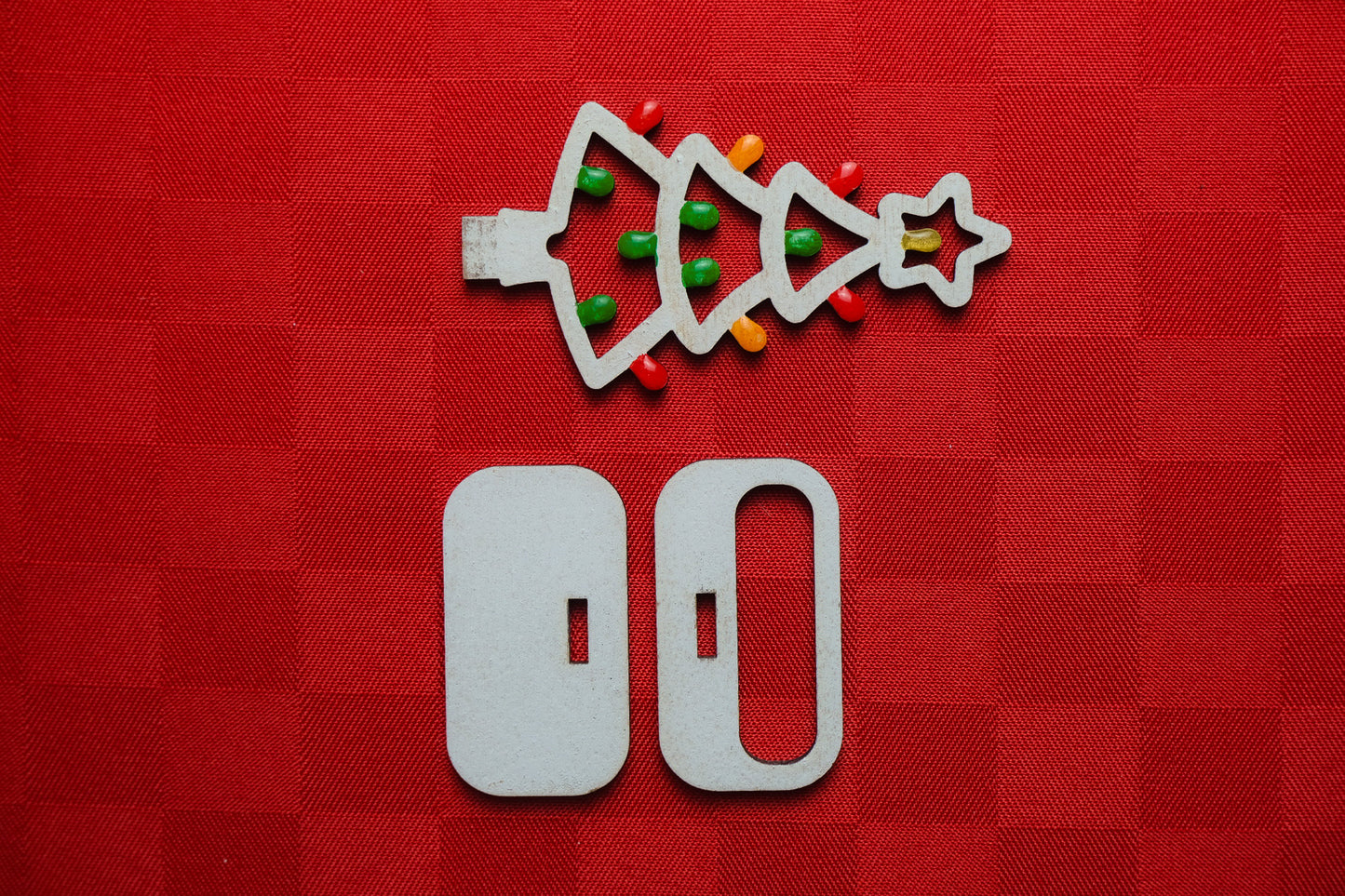 6/12 SEGNAPOSTO – “Alberelli di Luce”: segnaposto in legno a forma di Luminaria Salentina