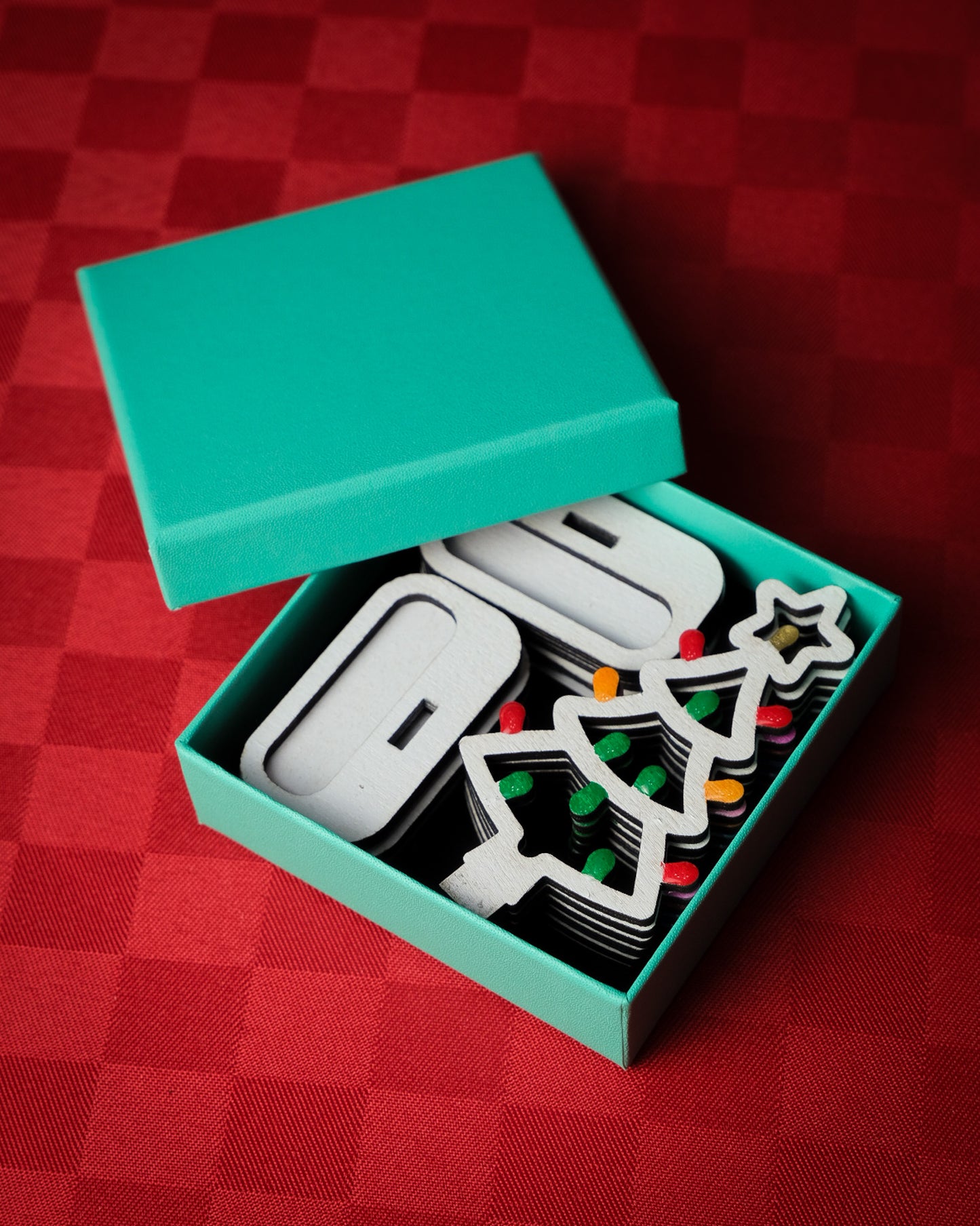 6/12 SEGNAPOSTO – “Alberelli di Luce”: segnaposto in legno a forma di Luminaria Salentina