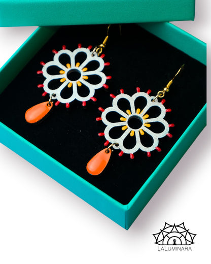 Rosone Margherita: Orecchini in legno a forma di Luminaria Salentina