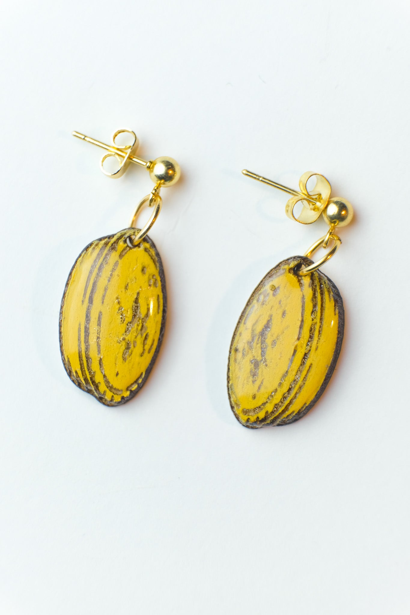 Pasticciotto: orecchini pendenti in legno con chiusura a perno