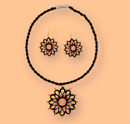 SET ROSONE OTRANTO nero: Collana e orecchini in legno a forma di Luminarie Salentine con collier rigido