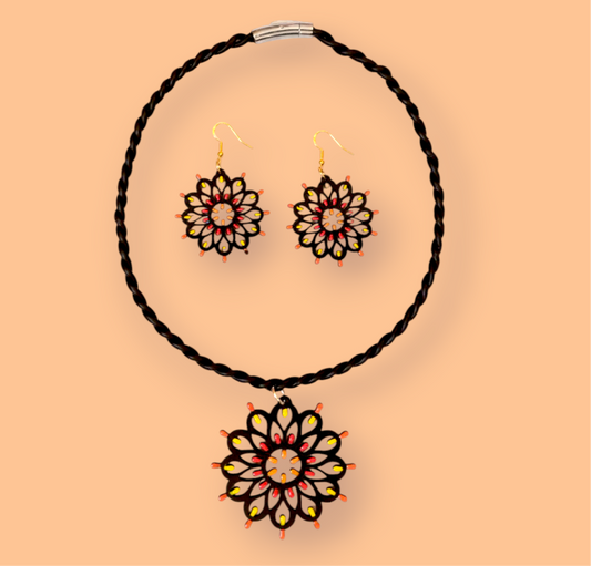 SET ROSONE OTRANTO nero: Collana e orecchini in legno a forma di Luminarie Salentine con collier rigido