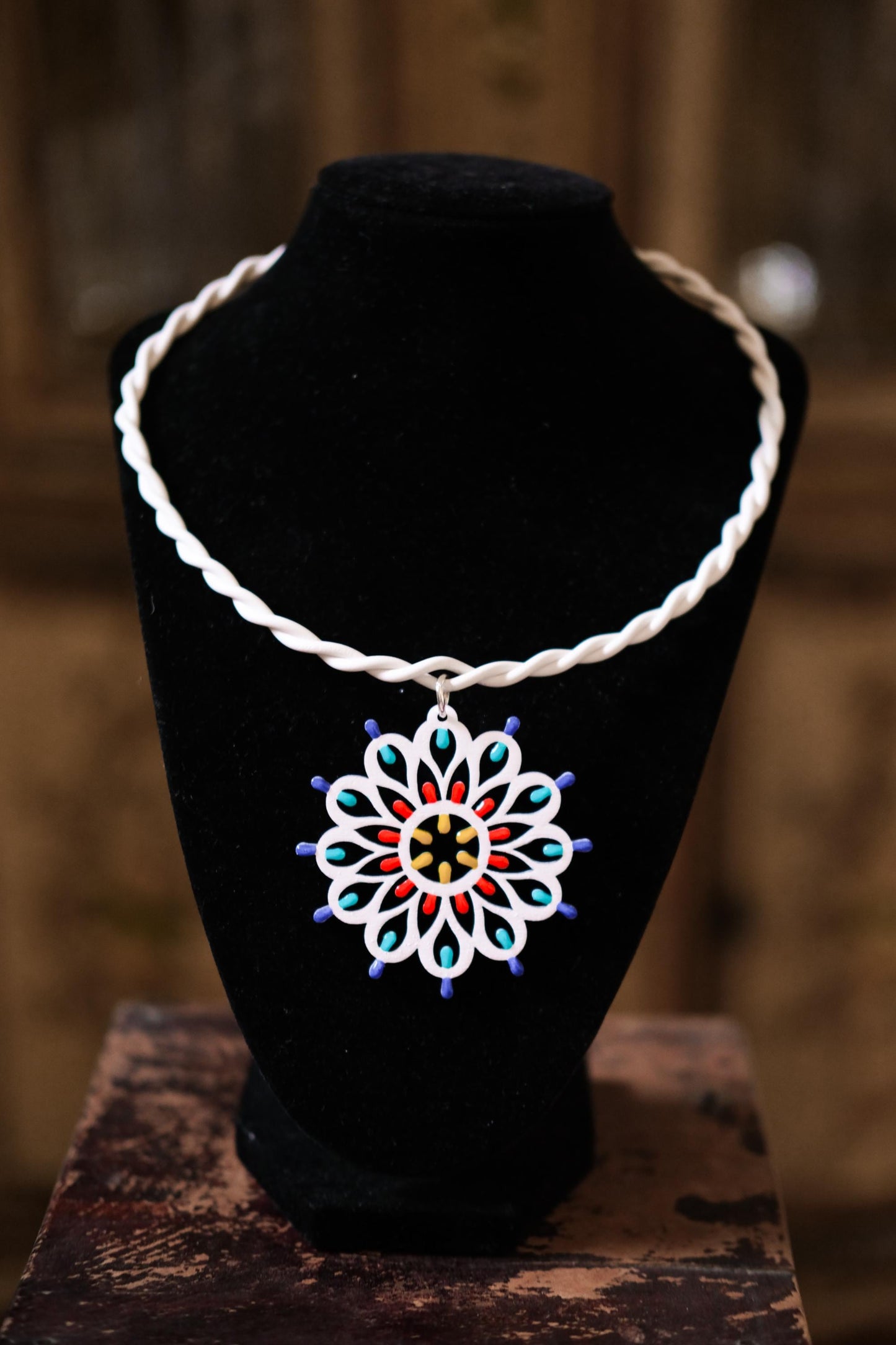 Rosone Otranto: Collana in legno a forma di Luminaria Salentina con collier rigido