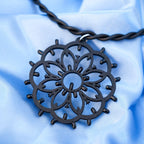 Rosone Giglio total black collana