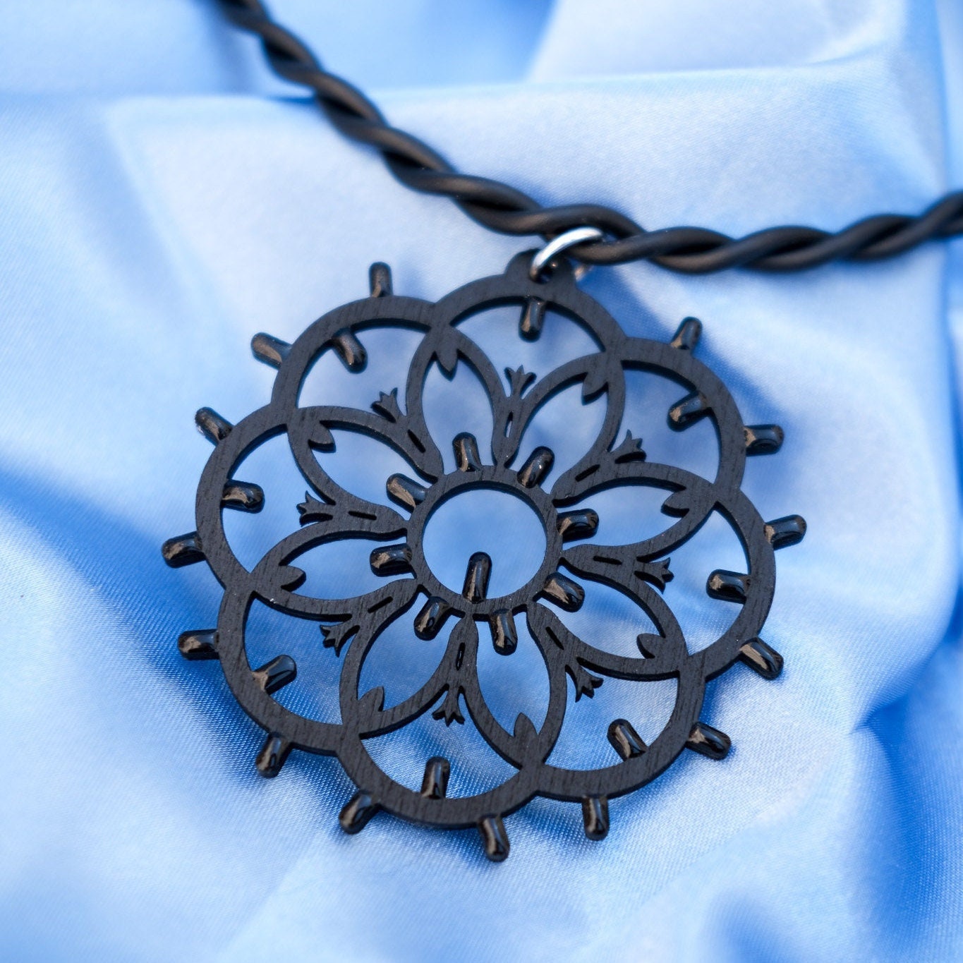 Rosone Giglio total black collana