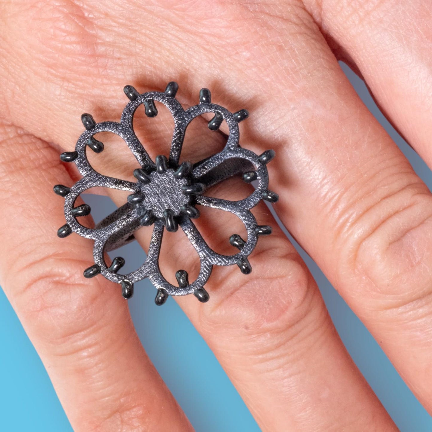 Anello regolabile Rosone Fiore total black: Anello in legno a forma di Luminaria Salentina