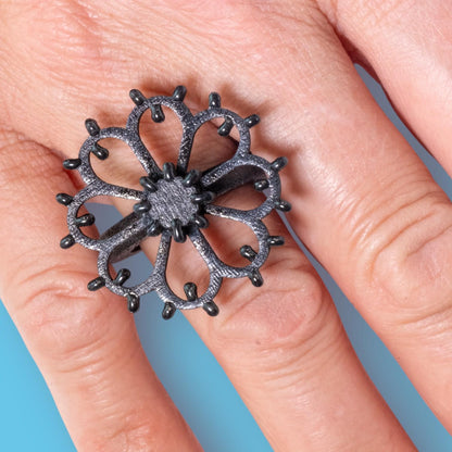 Anello regolabile Rosone Fiore total black: Anello in legno a forma di Luminaria Salentina