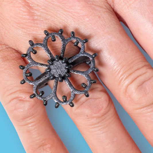 Anello Rosone Fiore total black: Anello in legno a forma di Luminaria Salentina
