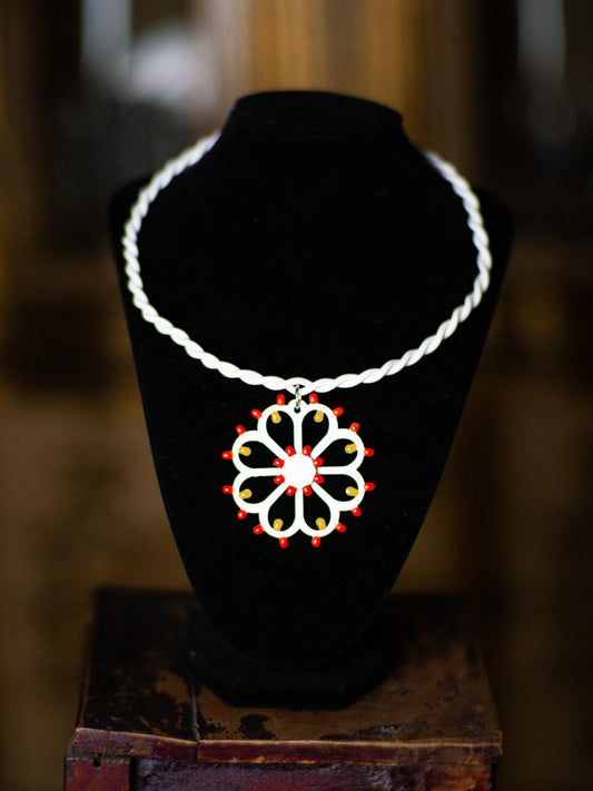 Rosone Fiore: Collana in legno a forma di Luminaria Salentina con collier rigido
