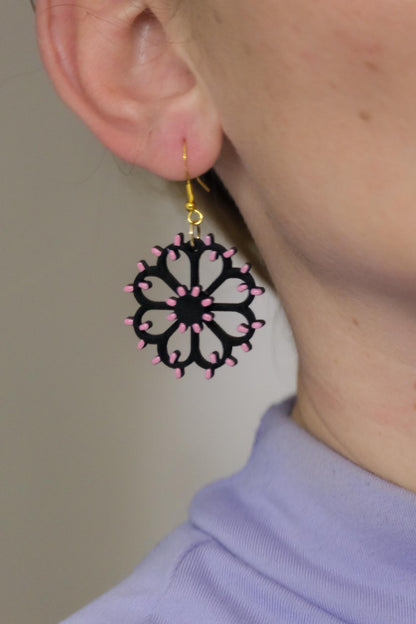 Mini Rosone Fiore nero: Orecchini in legno a forma di Luminaria Salentina