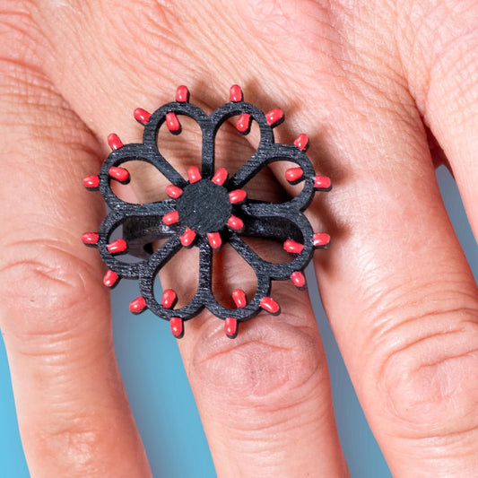 Anello Rosone Fiore nero: Anello in legno a forma di Luminaria Salentina