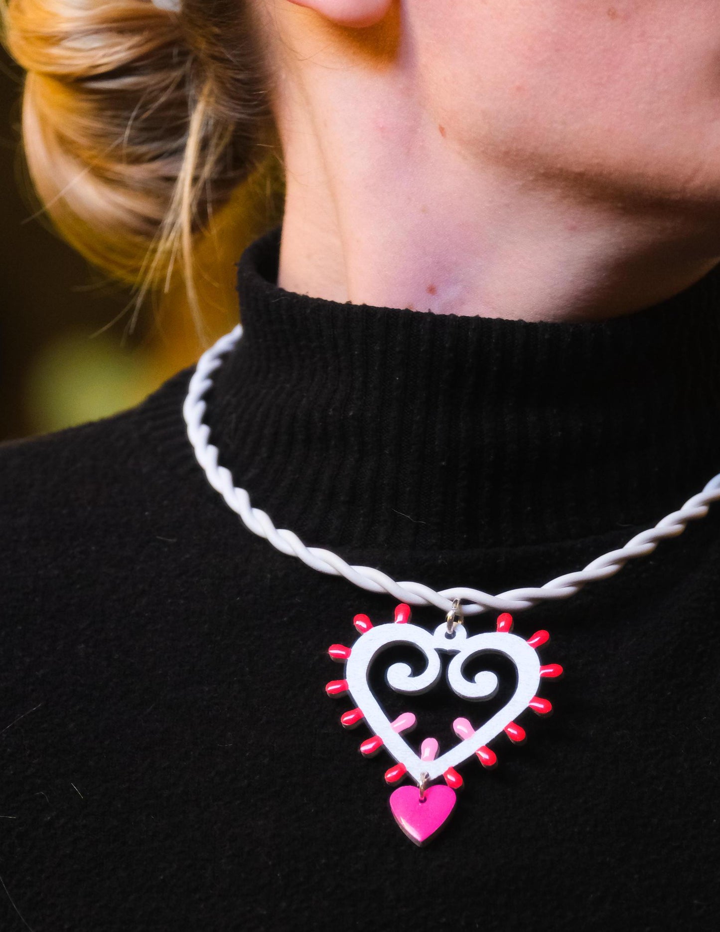 Cuore di Luce: Collana in legno a forma di Luminaria Salentina con collier rigido
