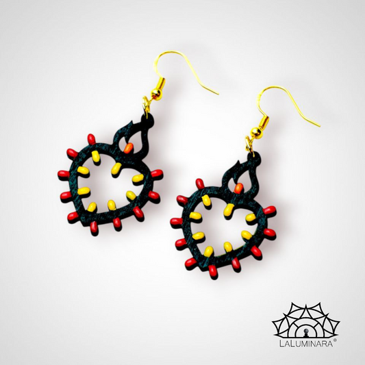 Cuore Sacro nero: Orecchini in legno a forma di Luminaria Salentina