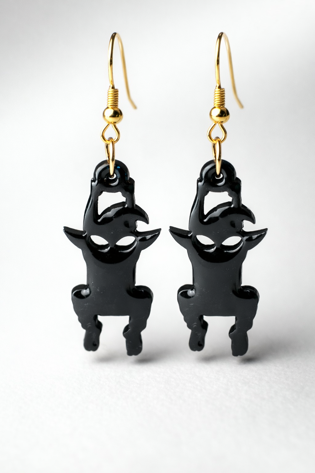 Scazzamuriello: orecchini pendenti in legno