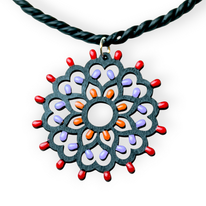 Collana Rosone Jentu nera: Collana in legno a forma di Luminaria Salentina