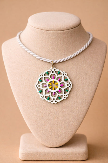 Rosone Lecce: Collana in legno a forma di Luminaria Salentina con collier rigido