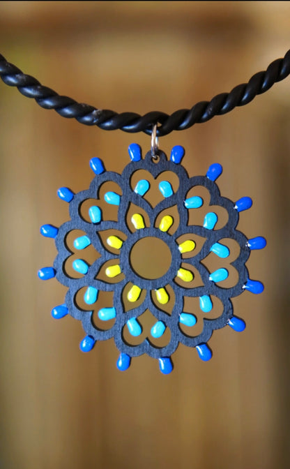 Collana Rosone Jentu nera: Collana in legno a forma di Luminaria Salentina