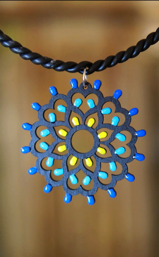 Collana Rosone Jentu nera: Collana in legno a forma di Luminaria Salentina