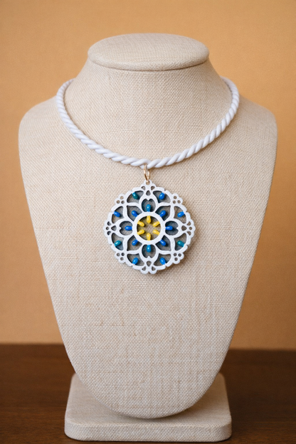 Rosone Lecce: Collana in legno a forma di Luminaria Salentina con collier rigido