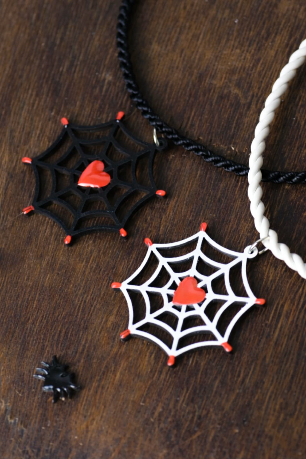 Collana TARANTA: Collana in legno con pendente