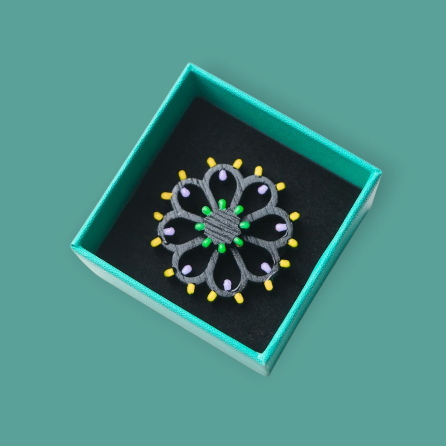 Anello regolabile Rosone Fiore nero: Anello in legno a forma di Luminaria Salentina