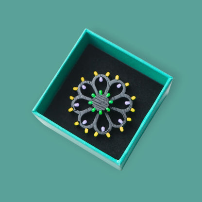 Anello regolabile Rosone Fiore nero: Anello in legno a forma di Luminaria Salentina