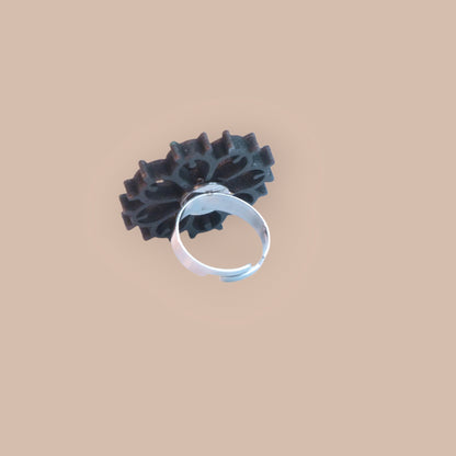 Anello regolabile Rosone Fiore total black: Anello in legno a forma di Luminaria Salentina