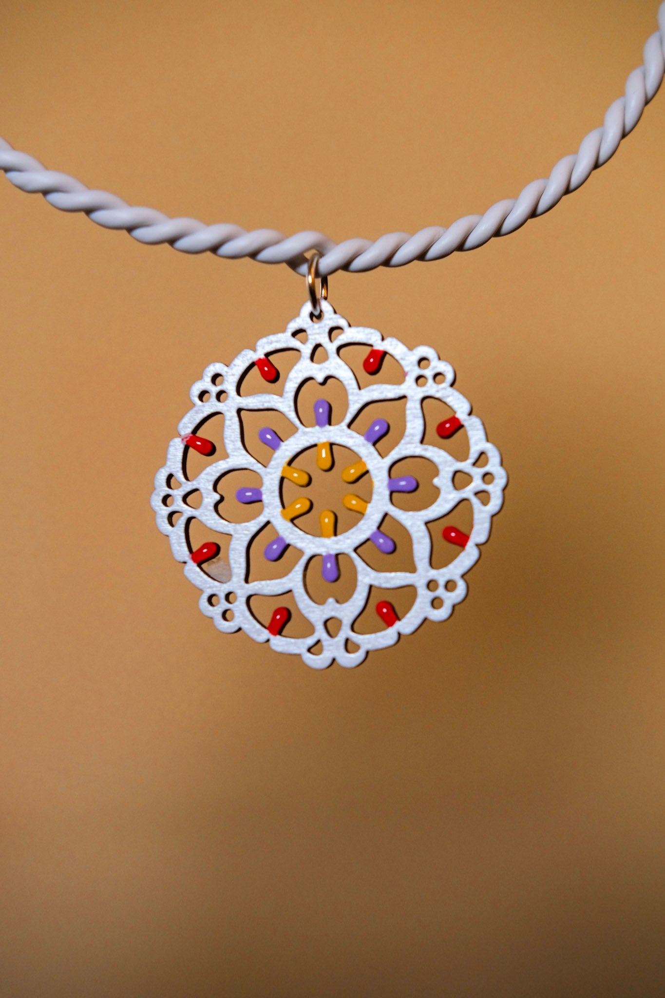 Rosone Lecce: Collana in legno a forma di Luminaria Salentina con collier rigido