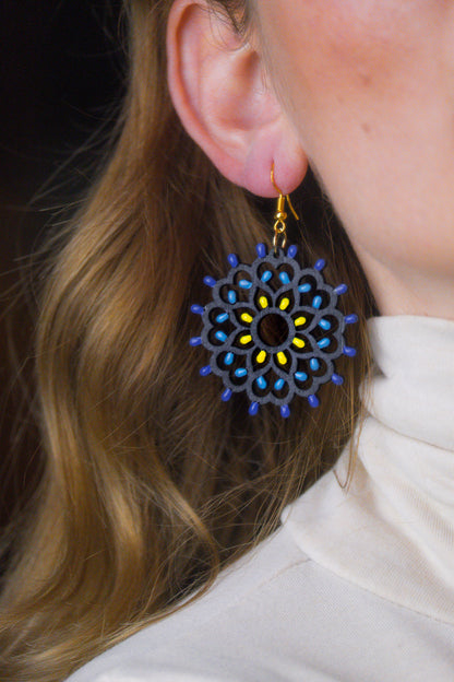 Rosone Jentu nero: Orecchini in legno a forma di Luminaria Salentina