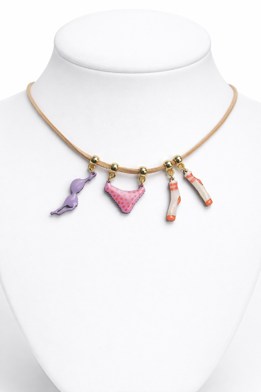 "Li panni spasi": Collana Choker in legno con pendente