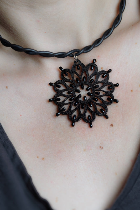 Notte in Salento Rosone Otranto total black: Collana in legno a forma di Luminaria Salentina