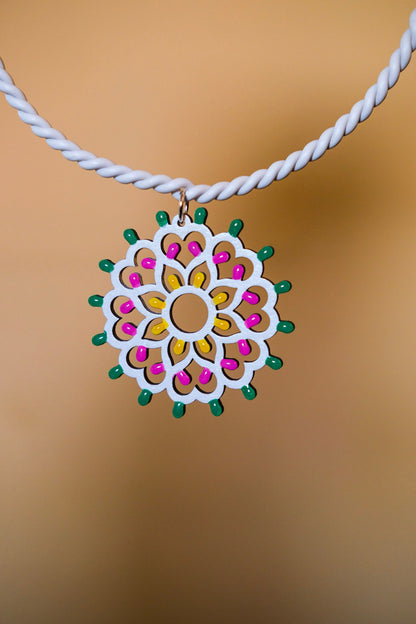Jentu: Collana in legno a forma di Luminaria Salentina con collier rigido