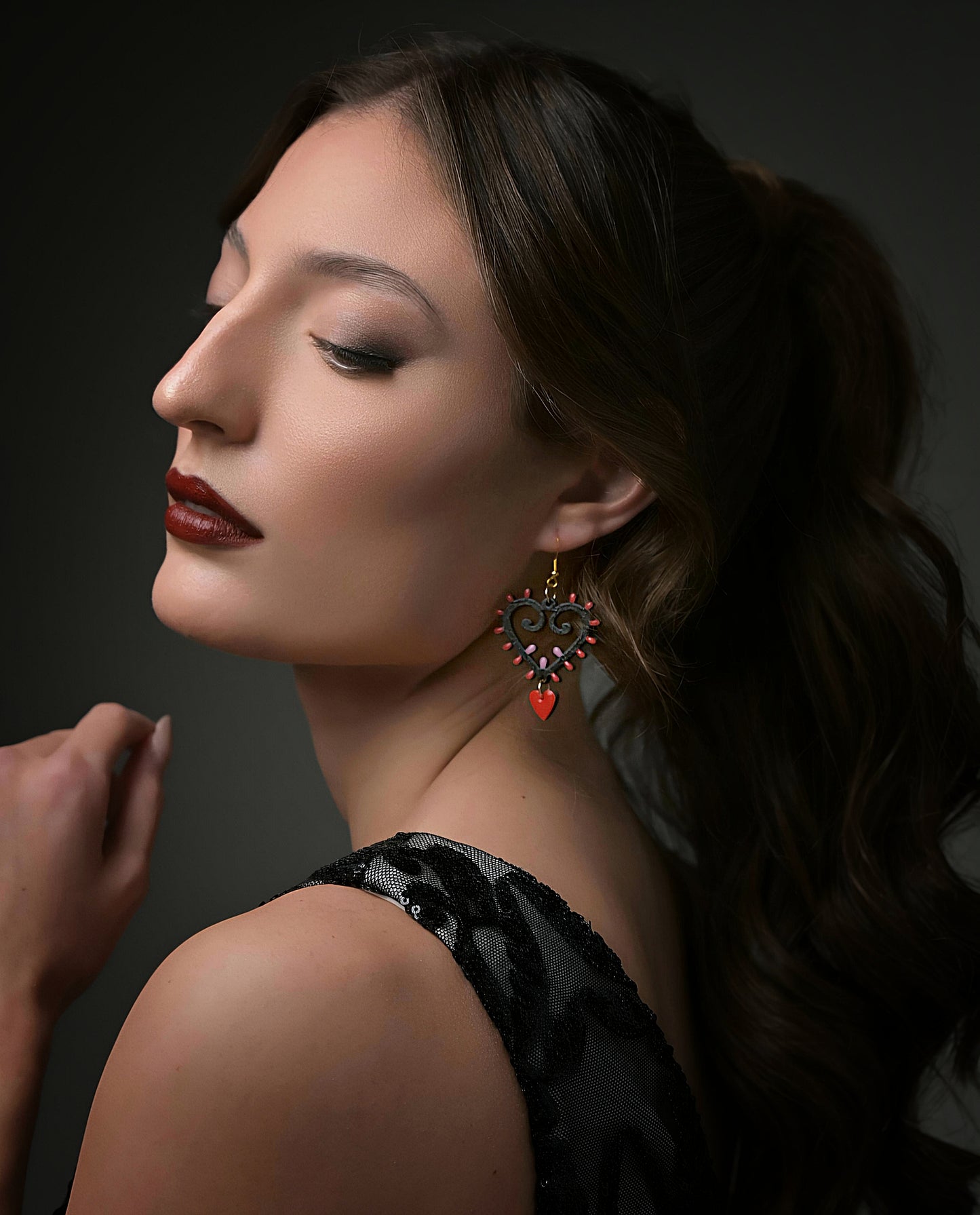 Cuore di Luce nero: Orecchini in legno a forma di Luminaria Salentina