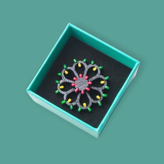 Anello regolabile Rosone Fiore nero: Anello in legno a forma di Luminaria Salentina