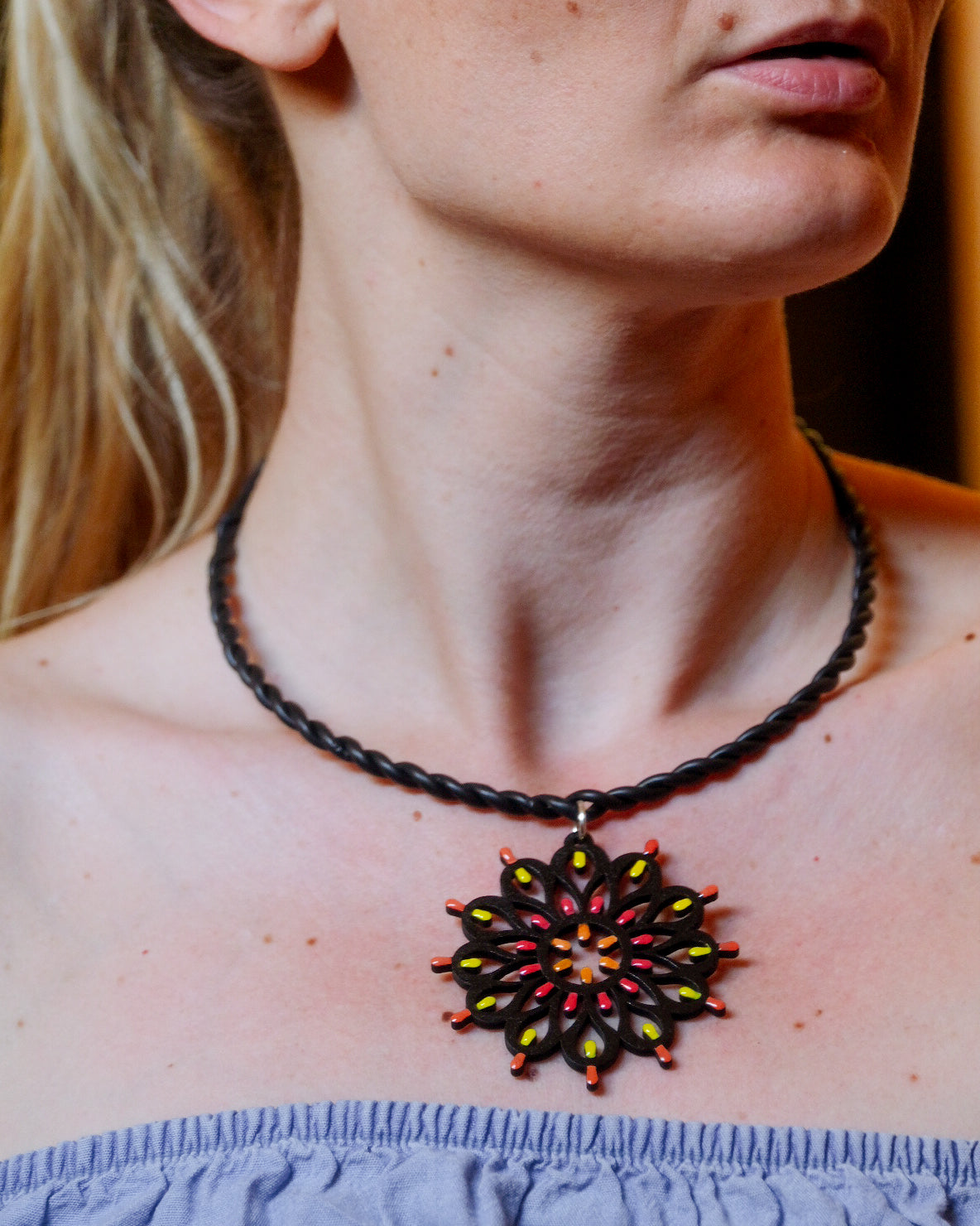 Rosone Otranto nero: Collana in legno a forma di Luminaria Salentina con collier rigido
