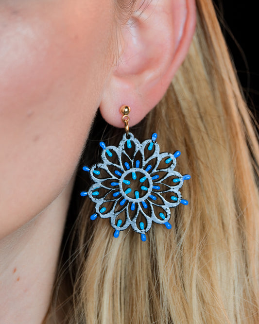 EDIZIONE LIMITATA Rosone Otranto nero - Punto Luce: Orecchini in legno a forma di Luminaria Salentina con chiusura a perno