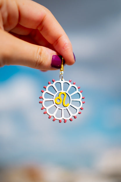 Zodiaco: Orecchini in legno a forma di Luminaria Salentina con segni zodiacali