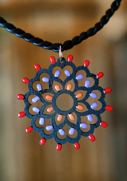 Collana Rosone Jentu nera: Collana in legno a forma di Luminaria Salentina
