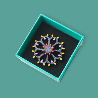 Anello regolabile Rosone Fiore nero: Anello in legno a forma di Luminaria Salentina