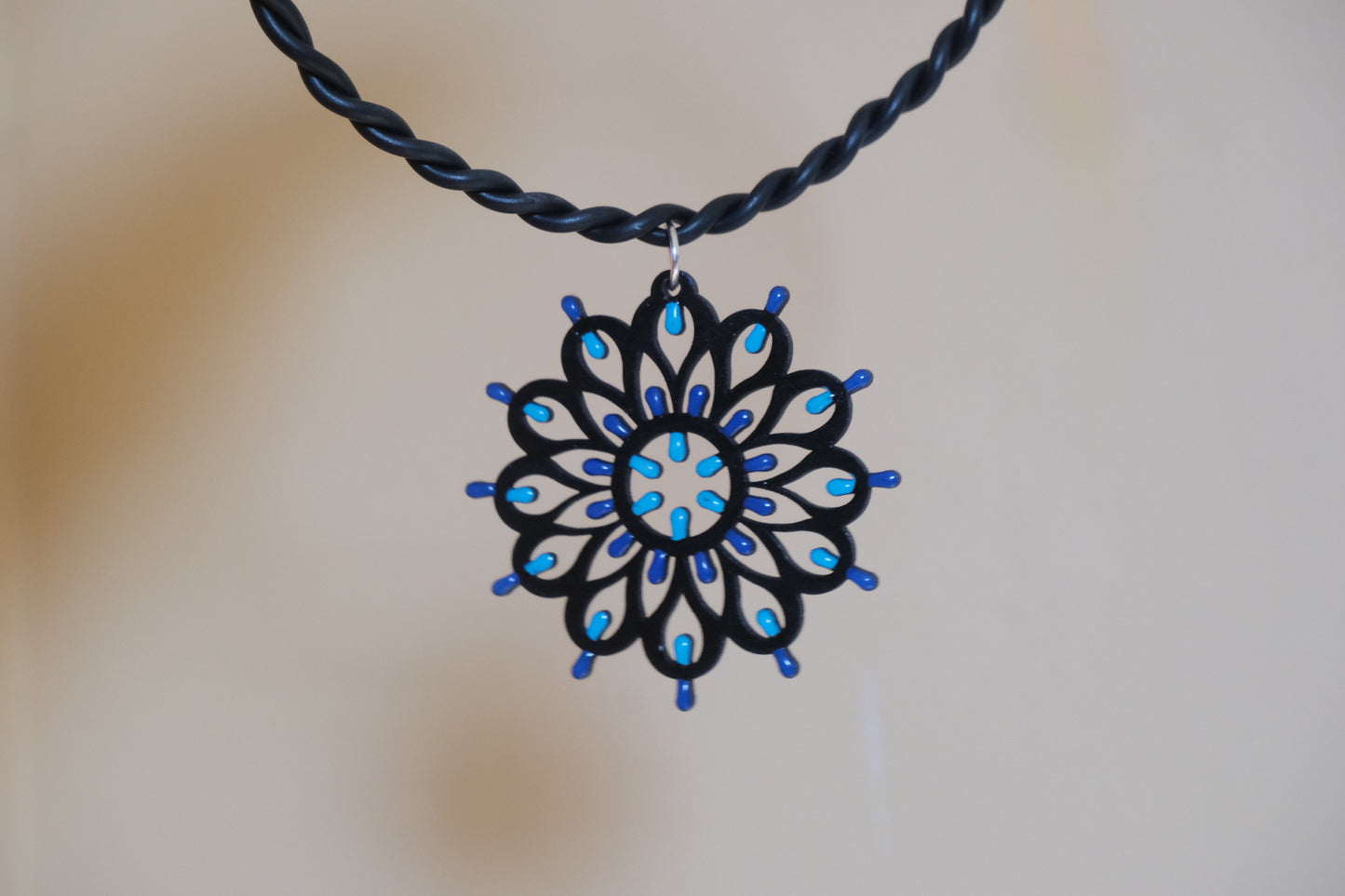 EDIZIONE LIMITATA Rosone Otranto nero: Collana in legno a forma di Luminaria Salentina con collier rigido