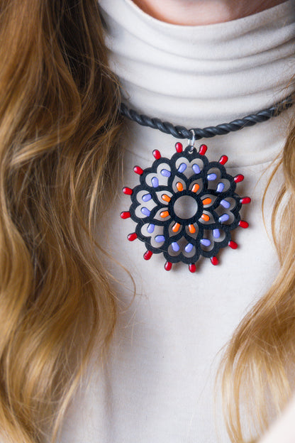 Collana Rosone Jentu nera: Collana in legno a forma di Luminaria Salentina