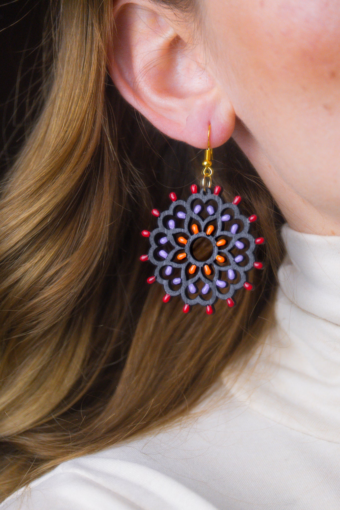 Rosone Jentu nero: Orecchini in legno a forma di Luminaria Salentina