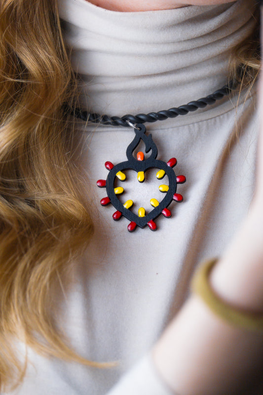 Collana Cuore Sacro nero: collana in legno a forma di Luminaria Salentina