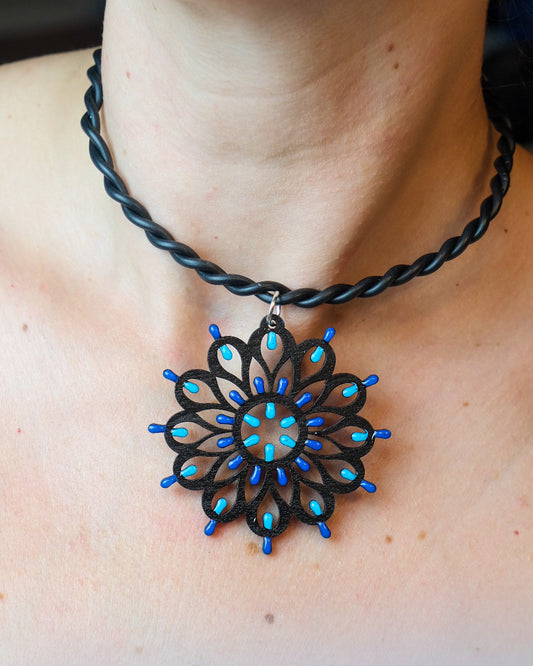 EDIZIONE LIMITATA Rosone Otranto nero: Collana in legno a forma di Luminaria Salentina con collier rigido