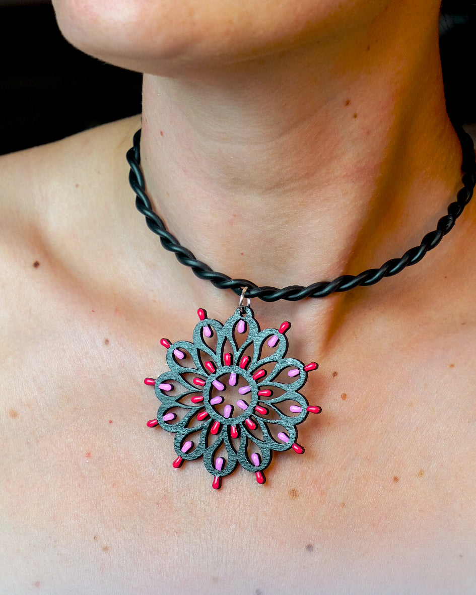 EDIZIONE LIMITATA Rosone Otranto nero: Collana in legno a forma di Luminaria Salentina con collier rigido